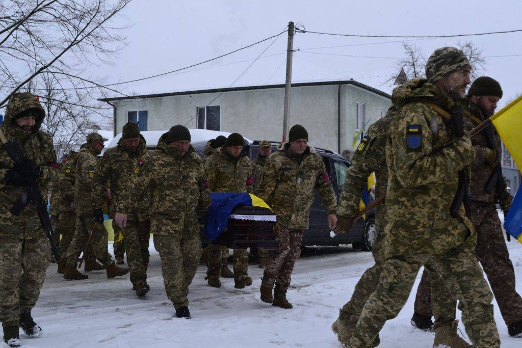 Жителі Солотвинської громади сьогодні на колінах зустріли тіло полеглого Героя Михайла Дроздюка