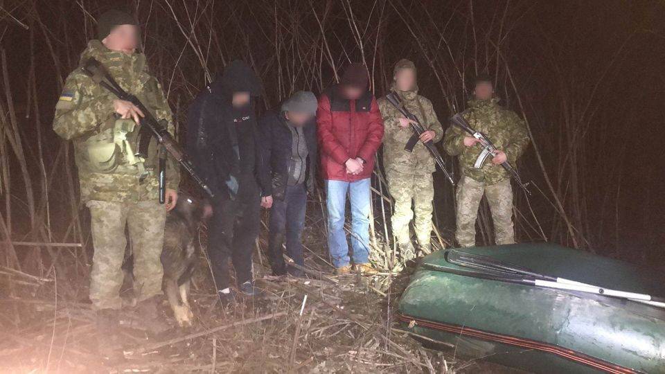 На кордоні затримали двох прикарпатців, які на гумовому човні хотіли переплисти Тису