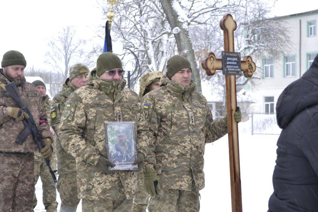 Жителі Солотвинської громади сьогодні на колінах зустріли тіло полеглого Героя Михайла Дроздюка