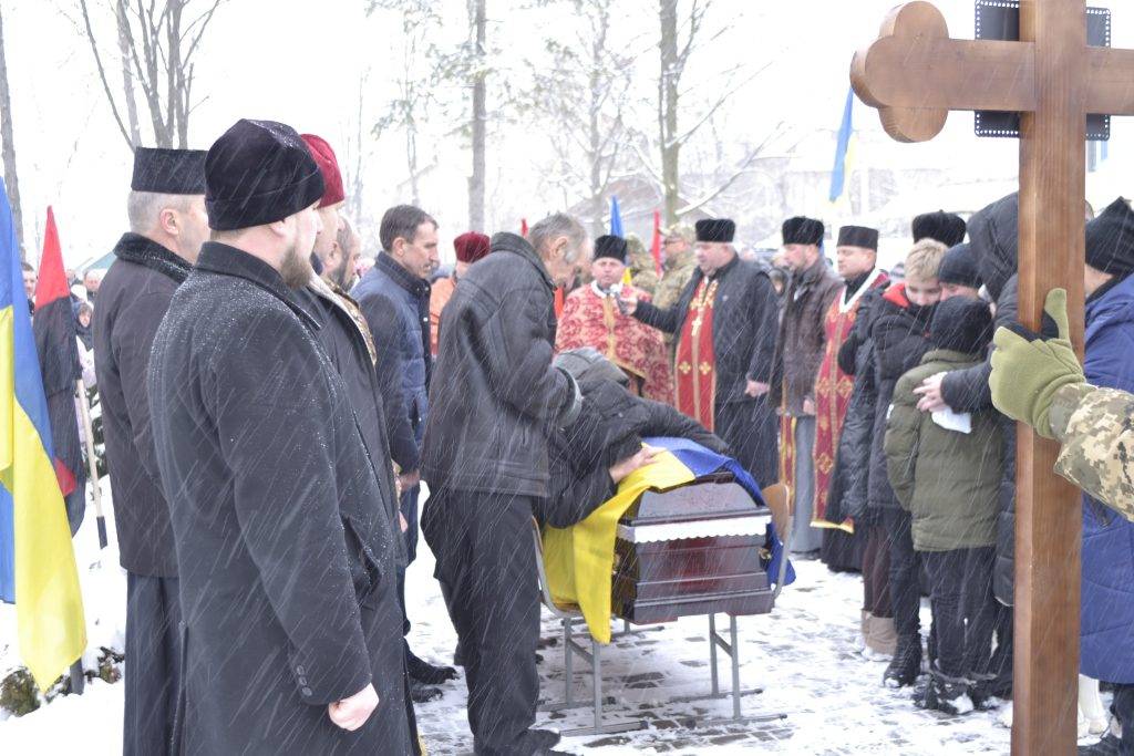 Жителі Солотвинської громади сьогодні на колінах зустріли тіло полеглого Героя Михайла Дроздюка