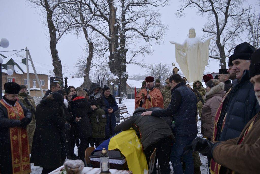 Жителі Солотвинської громади сьогодні на колінах зустріли тіло полеглого Героя Михайла Дроздюка