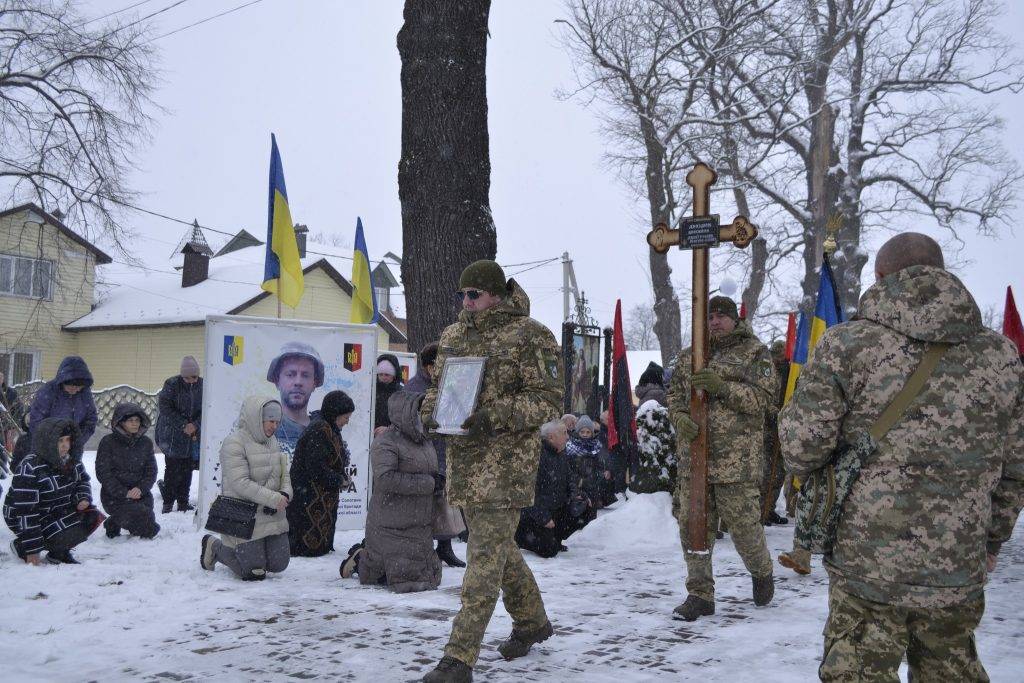 Жителі Солотвинської громади сьогодні на колінах зустріли тіло полеглого Героя Михайла Дроздюка