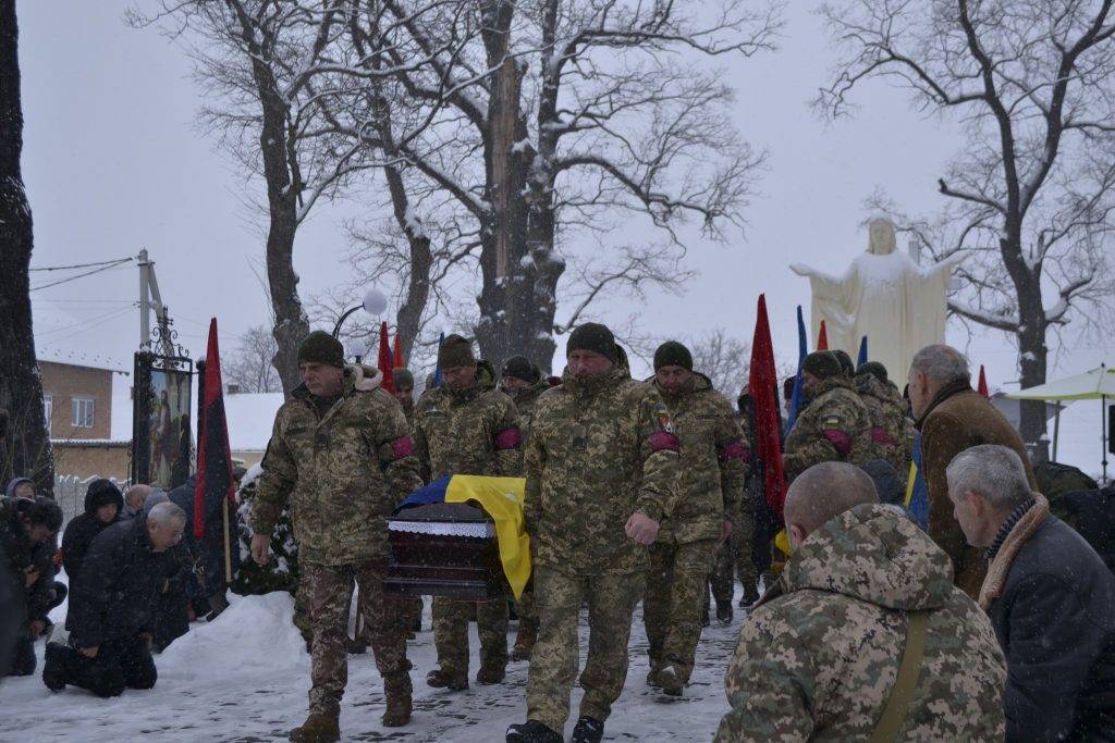 Жителі Солотвинської громади сьогодні на колінах зустріли тіло полеглого Героя Михайла Дроздюка