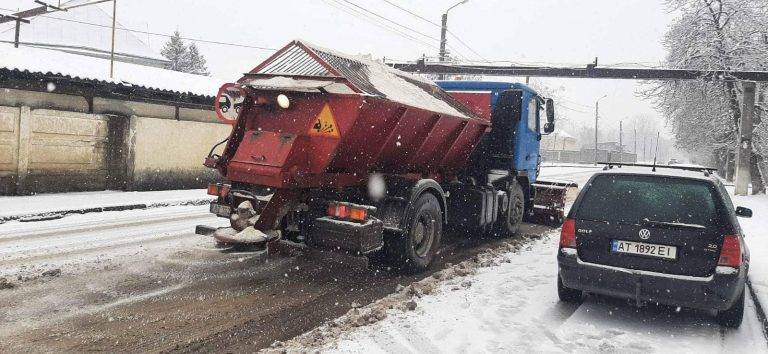 Їхати можна: дороги у Франківську та приміських селах посипали сіллю