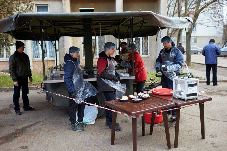 У Франківську відновлює роботу польова кухня