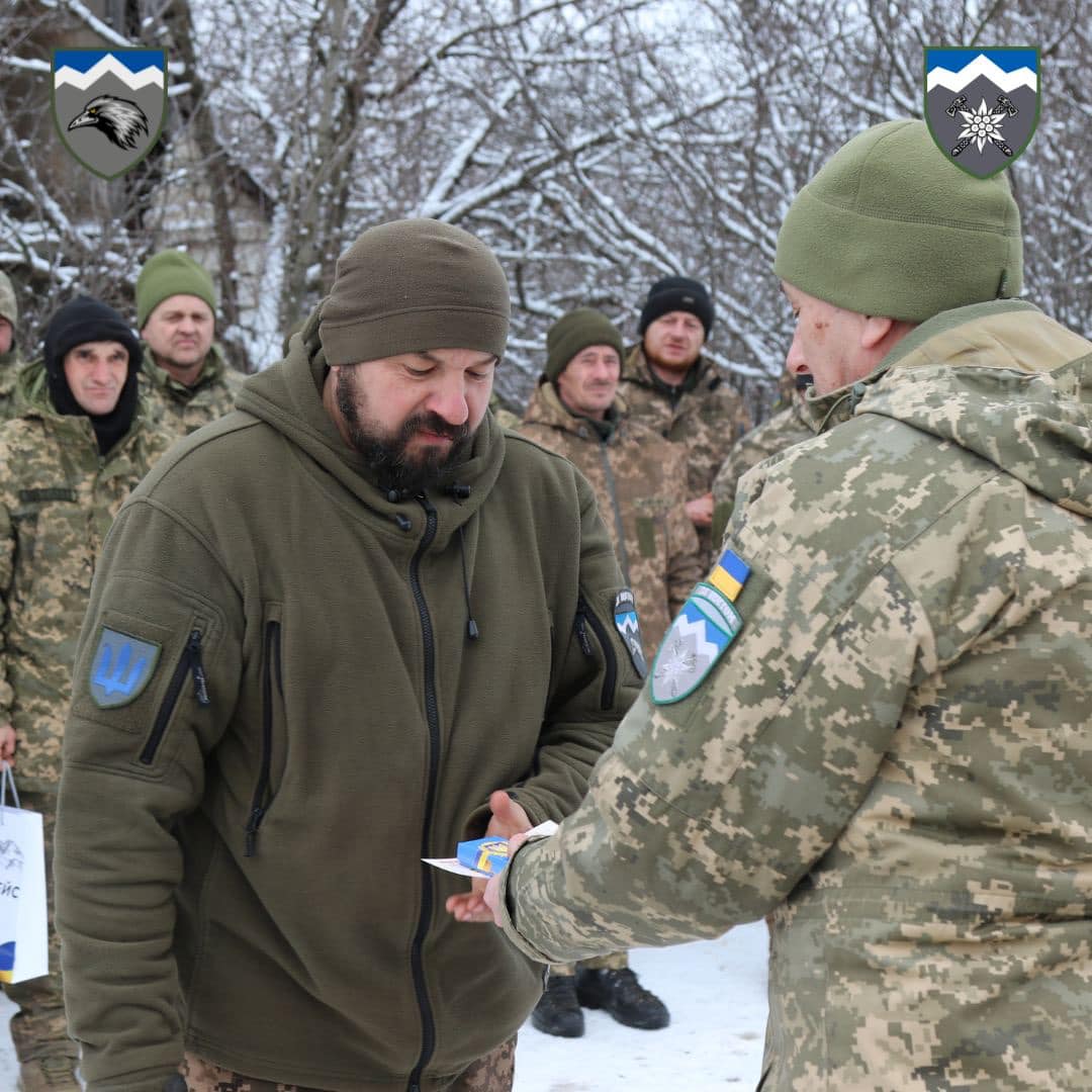 Люди з хоробрим серцем: бійцям прикарпатської "десятки" вручили нагороди