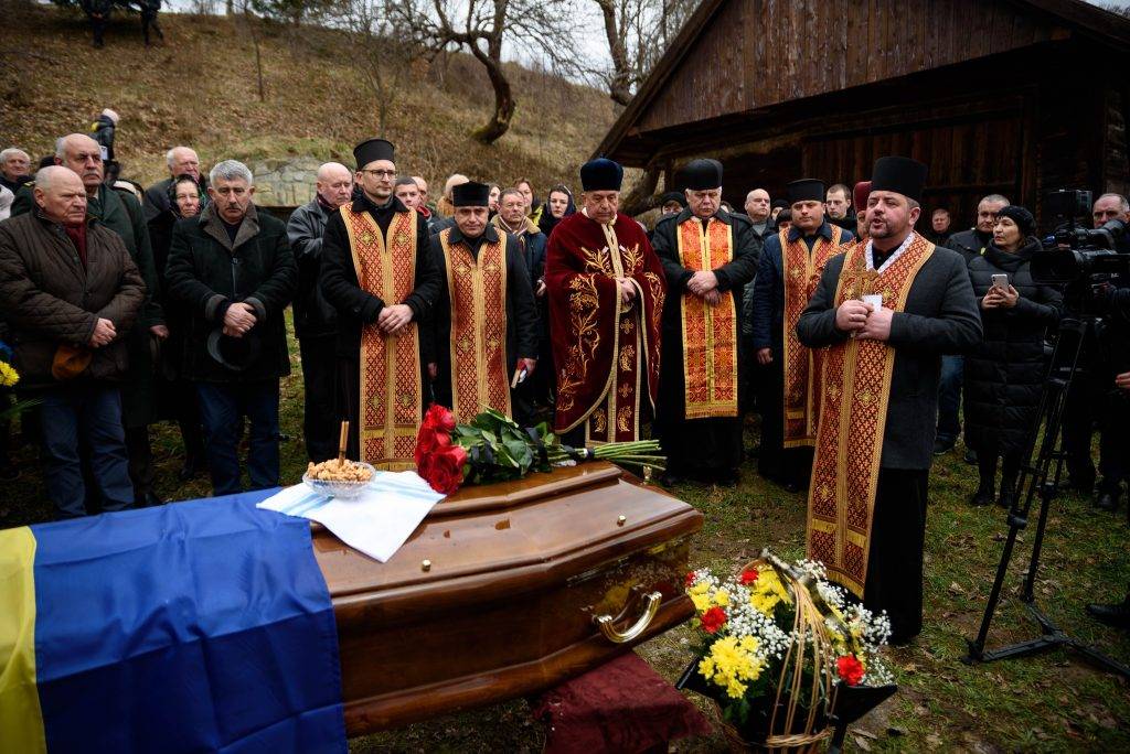 Дмитра Павличка поховали в рідному селі на Прикарпатті
