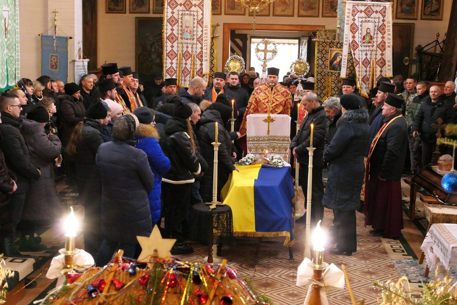 Тисменицька громада з почестями попрощалася з бійцем Володимиром Козаком