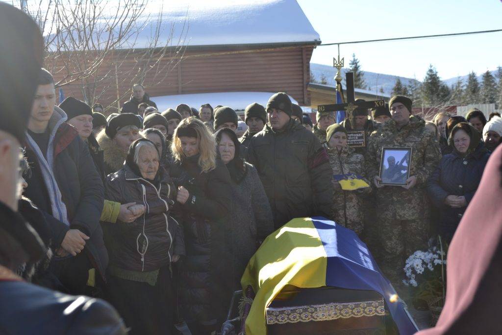 У Солотвинській громаді в останню дорогу провели двох полеглих Героїв
