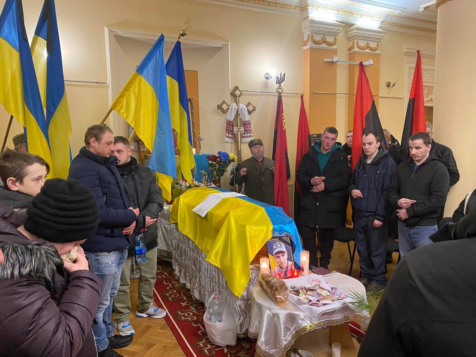 Громада на Франківщині попрощалася із полеглим на війні земляком-героєм