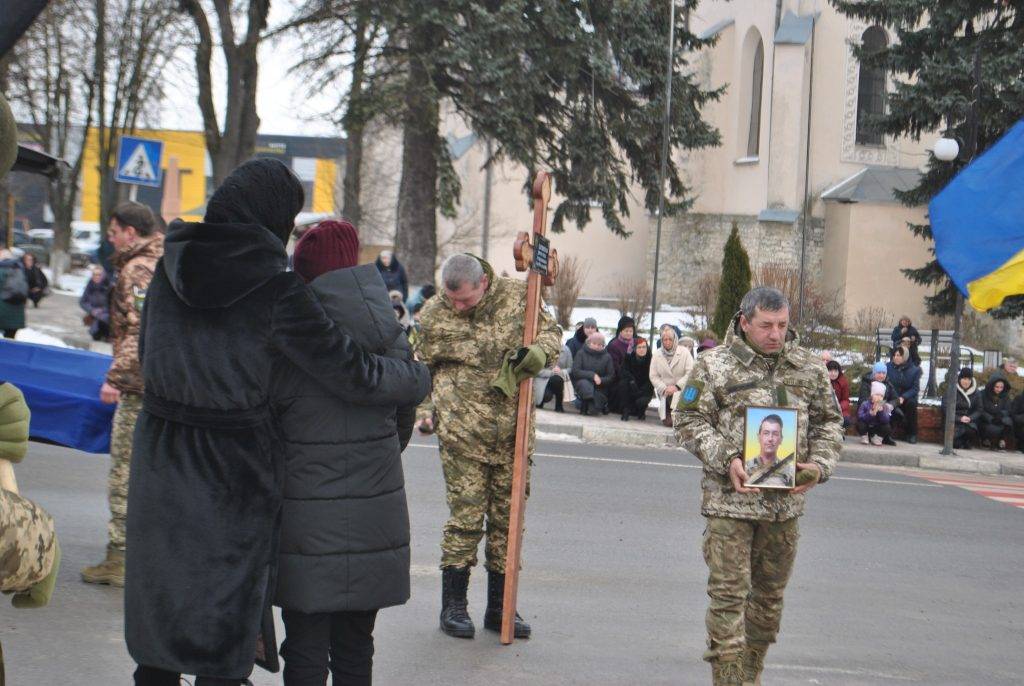 Рогатинська громада на колінах зустріла полеглого Героя Ярослава Залипка