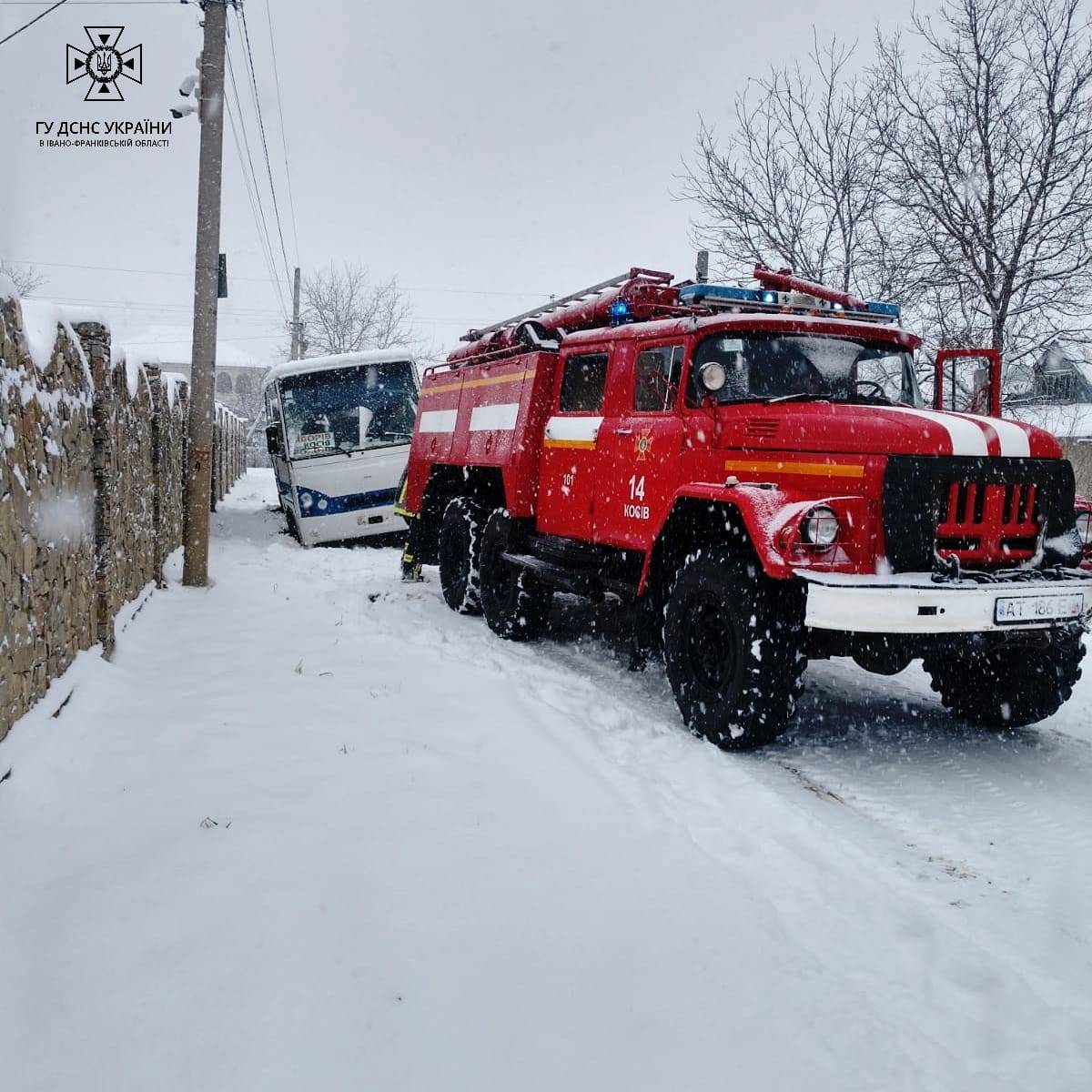 У Косові через негоду пасажирський автобус злетів у кювет