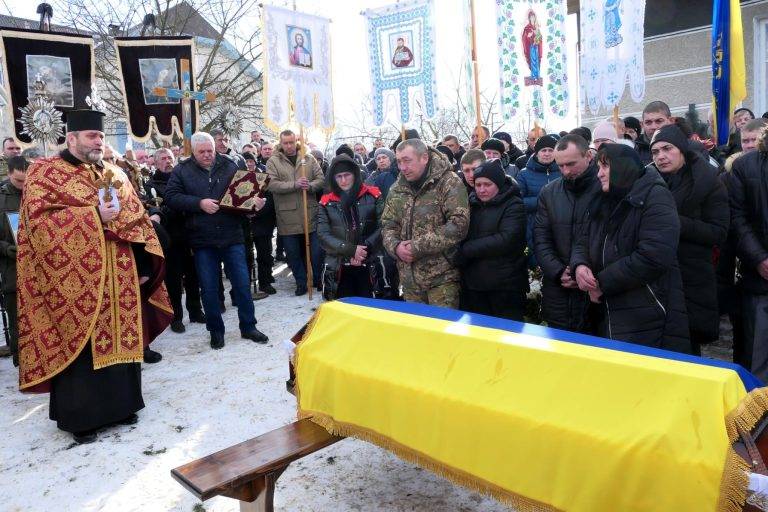 У Тисменицькій громаді попрощалися з мужнім воїном Ігорем Марчаком