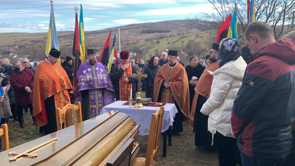 Надвірнянська громада провела в останню дорогу Героя Василя Шебістого