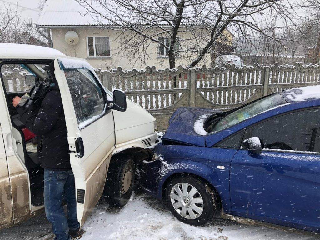 Наслідки снігопаду: на Коломийщині трапилося дві аварії ФОТО