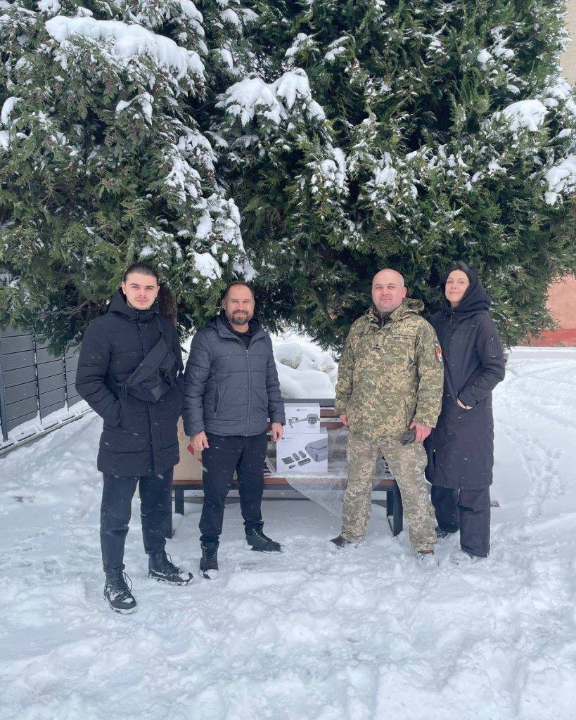 Актори Франківського драмтеатру передали бійцям на передову квадрокоптер