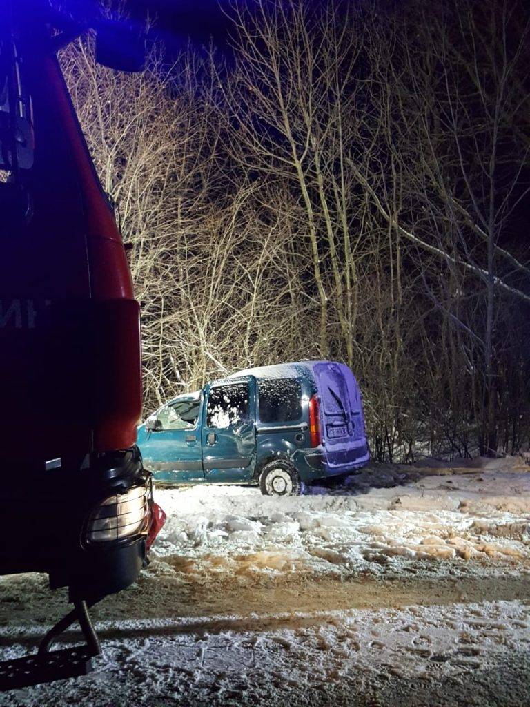 Уночі на Франківщині автомобіль врізався у дерево: водій загинув
