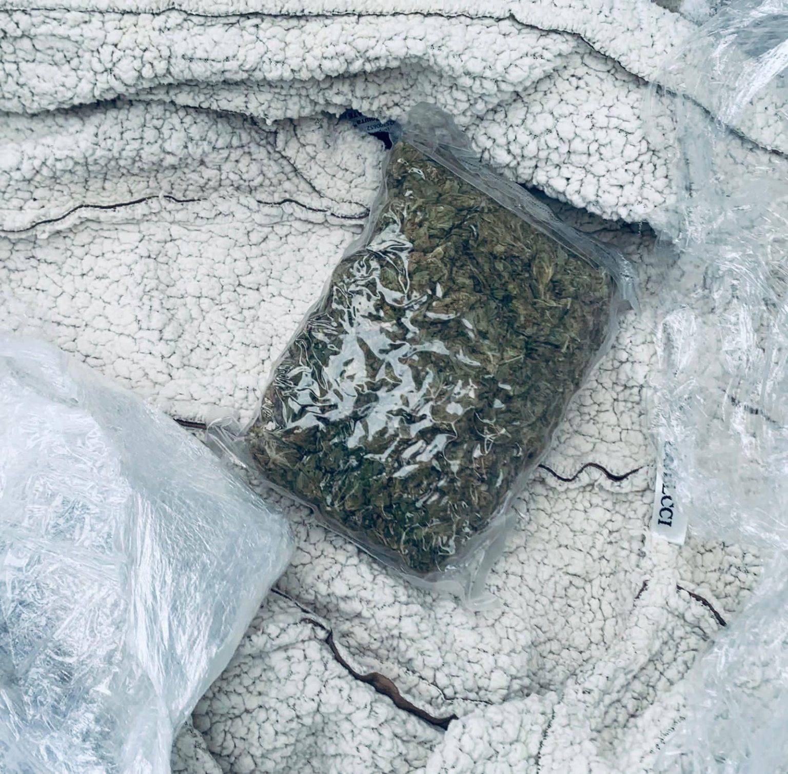 Поліція затримала франківця з посилкою, в якій було марихуани на 60 тисяч