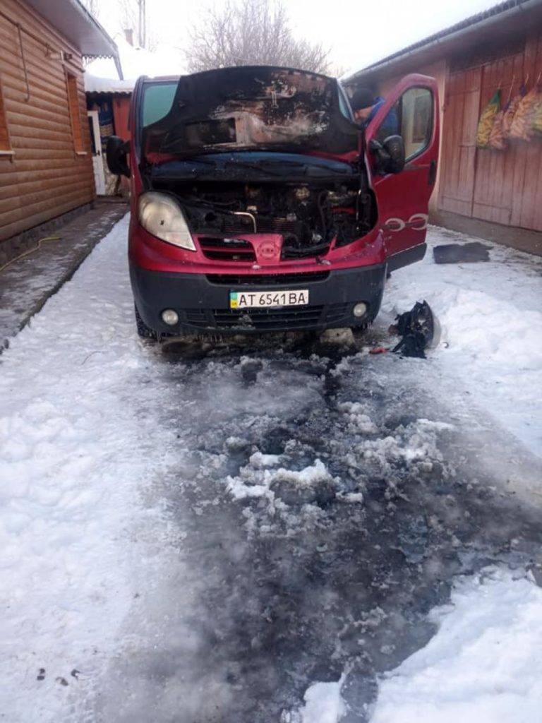 На Снятинщині горів мікроавтобус