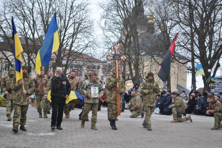 Рогатинська громада на колінах зустріла полеглого Героя Ярослава Залипка