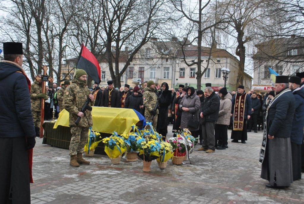 Рогатинська громада на колінах зустріла полеглого Героя Ярослава Залипка