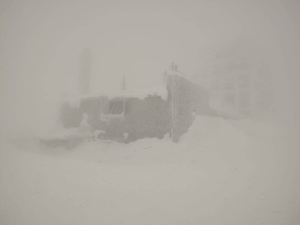 У Карпатах погіршилася погода, туристам радять відкласти походи у гори