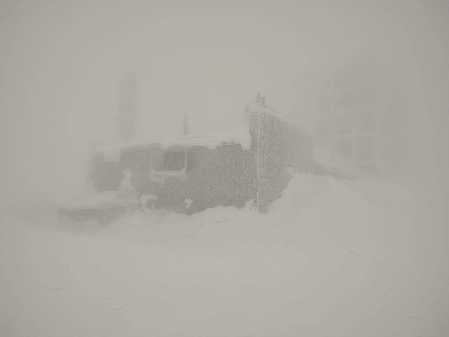 У Карпатах погіршилася погода, туристам радять відкласти походи у гори