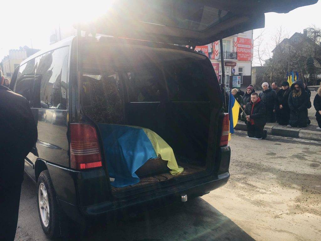 Жителі Тлумача з почестями зустріли тіло загиблого на війні Романа Солдача