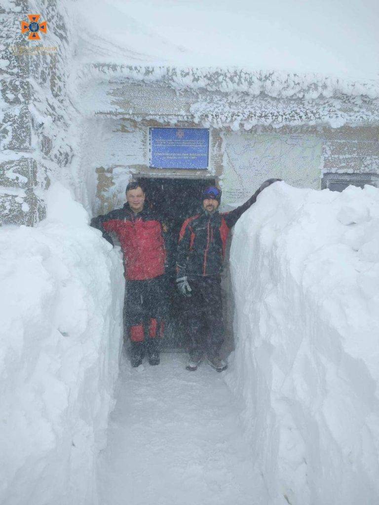 В Карпатах на Чорногорі випало 2 метри снігу ФОТО