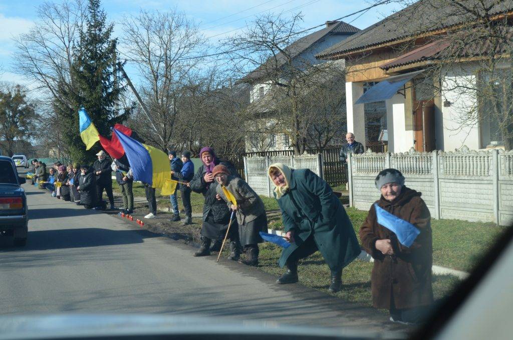 Галицька громада на колінах зустріла полеглого Героя Василя Ткачівського