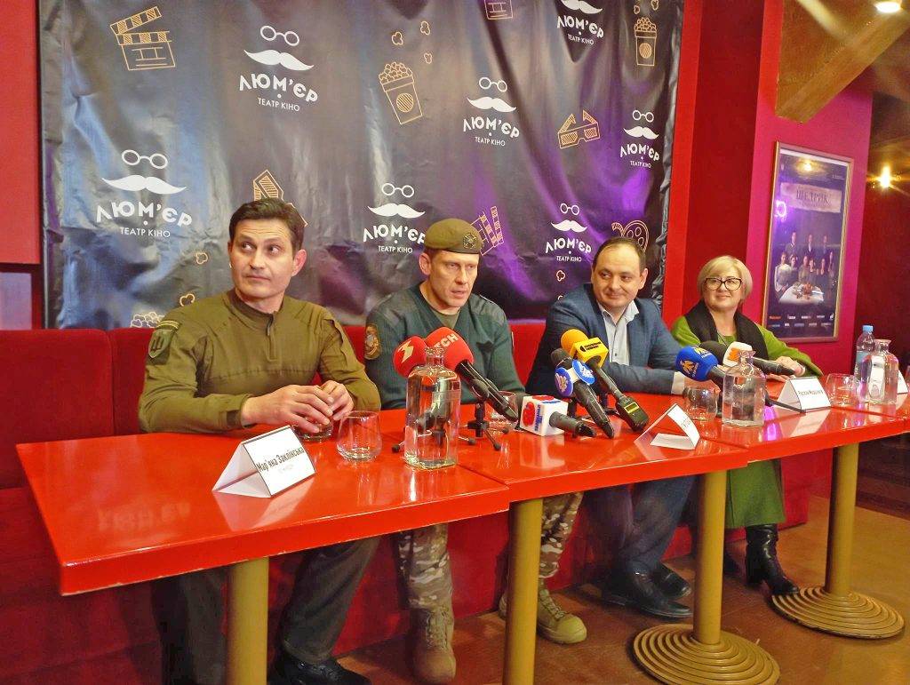 У Івано-Франківську Ахтем Сеітаблаєв презентував воєнну екшн-драму «Мирний-21»