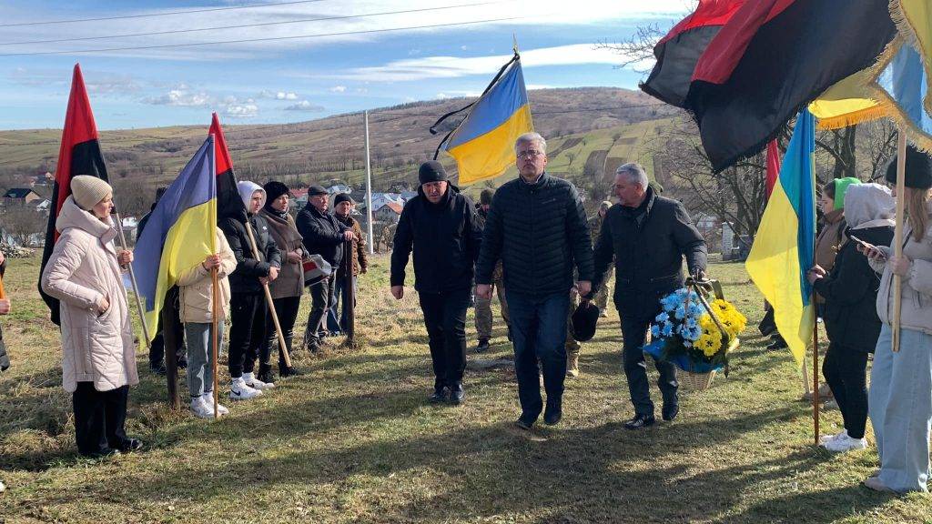 Надвірнянська громада провела в останню дорогу Героя Василя Шебістого