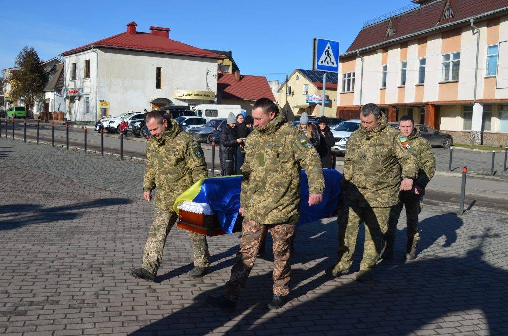 Галицька громада на колінах зустріла полеглого Героя Василя Ткачівського