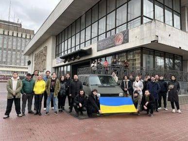 Актори франківського драмтеатру відправили автівку на фронт