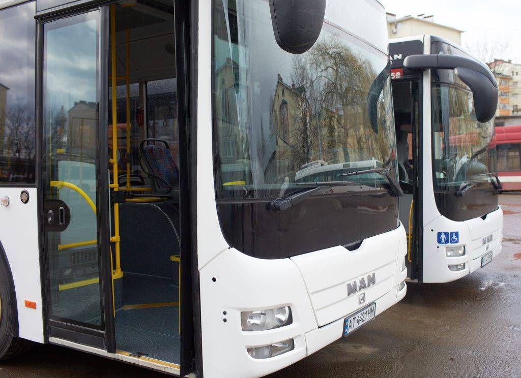 Німці передали Івано-Франківську два комфортабельних автобуси