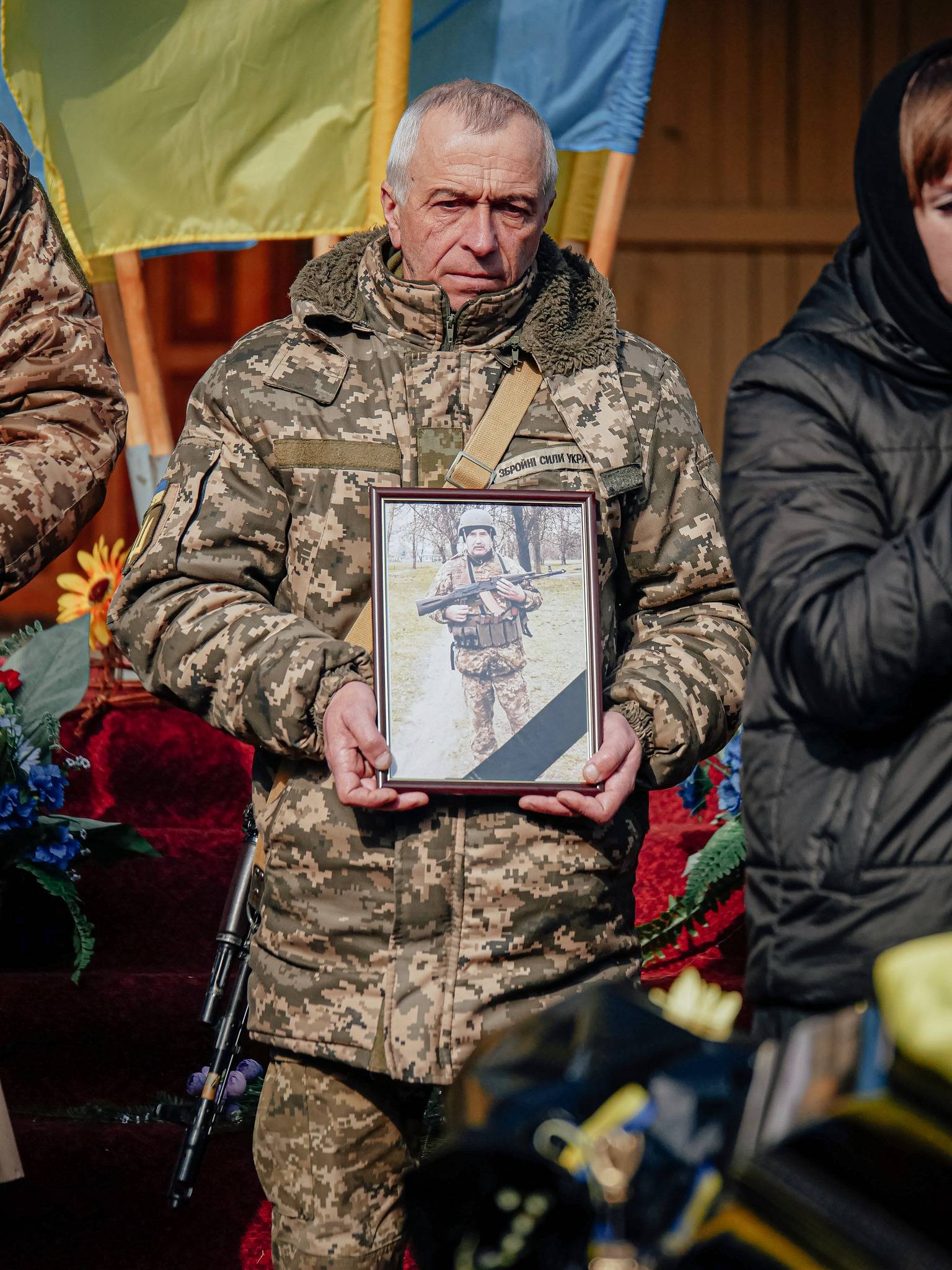 На Франківщині в сльозах та навколішки зустріли полеглого воїна Івана Маковійчука,прикарпатець загинув на війні,війна в  україні