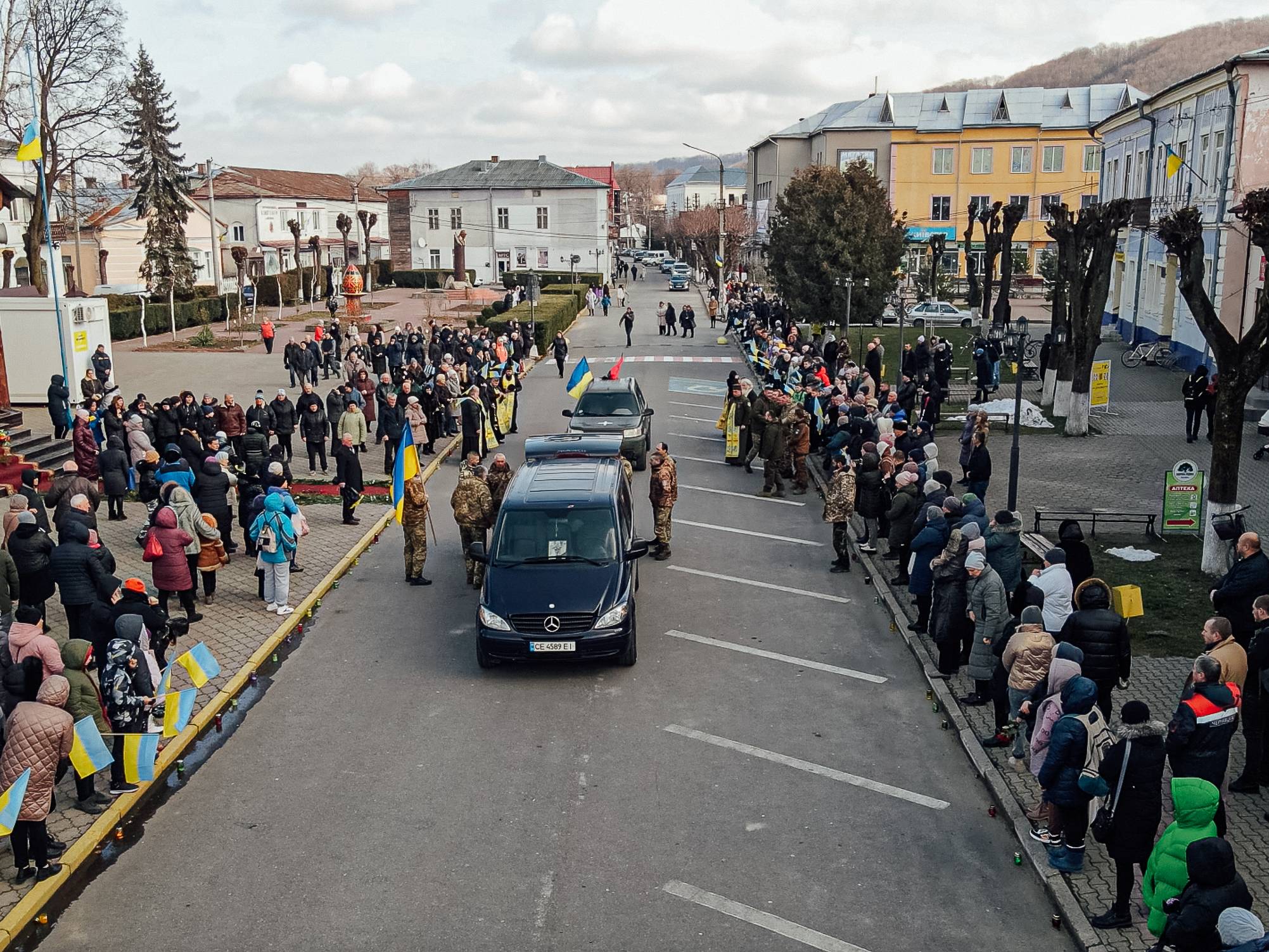 На Франківщині в сльозах та навколішки зустріли полеглого воїна Івана Маковійчука,прикарпатець загинув на війні,війна в  україні