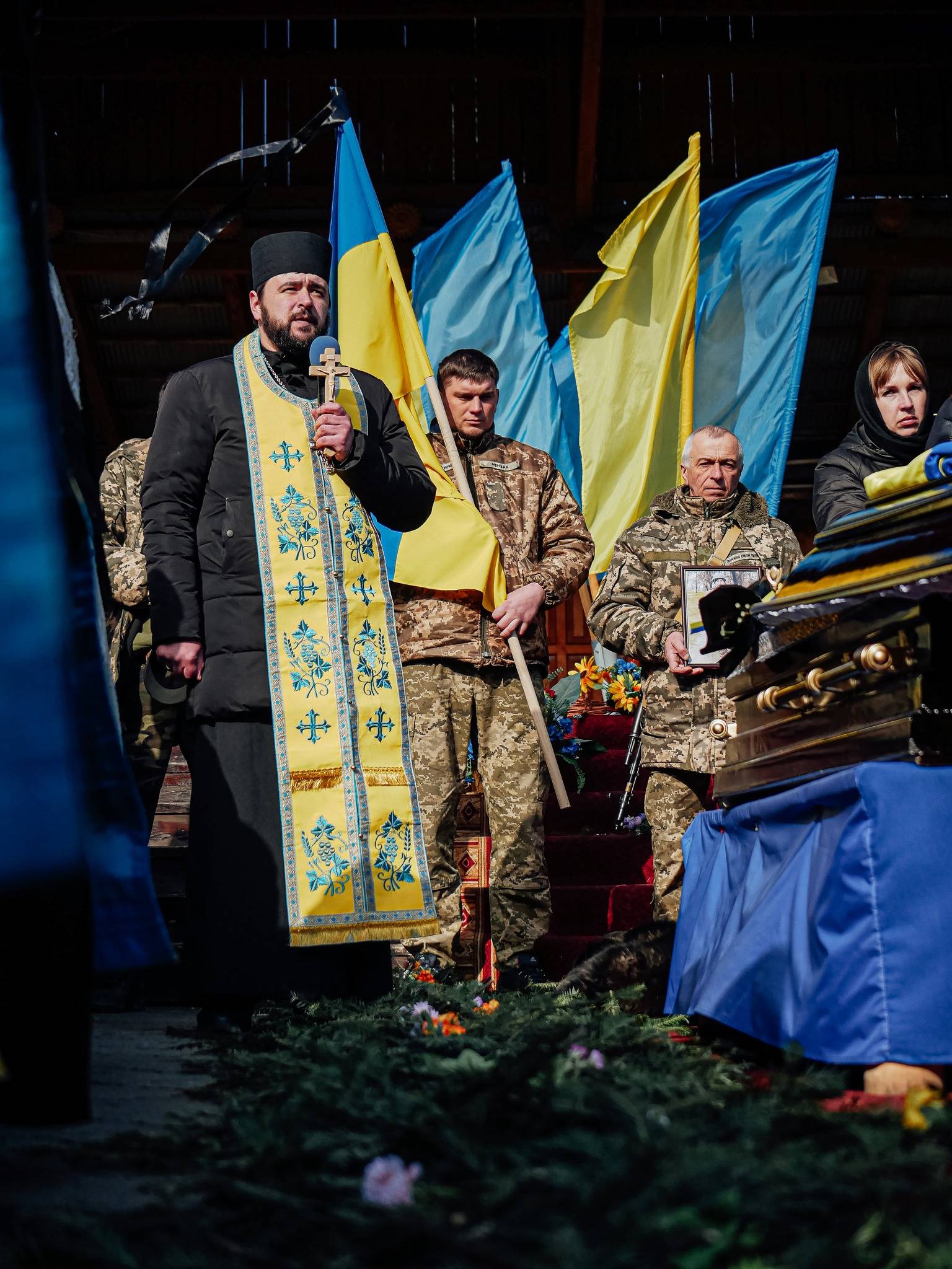 На Франківщині в сльозах та навколішки зустріли полеглого воїна Івана Маковійчука,прикарпатець загинув на війні,війна в  україні