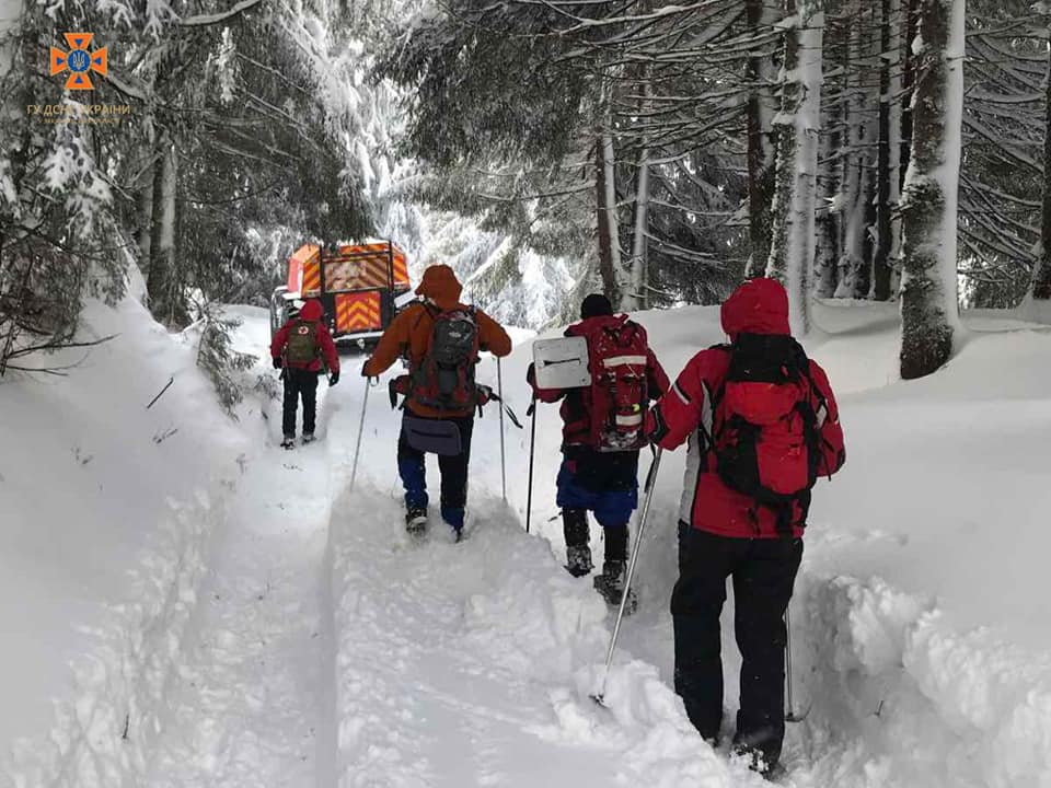 Рятувальники знайшли лижників, котрі заблукали напередодні в Карпатах