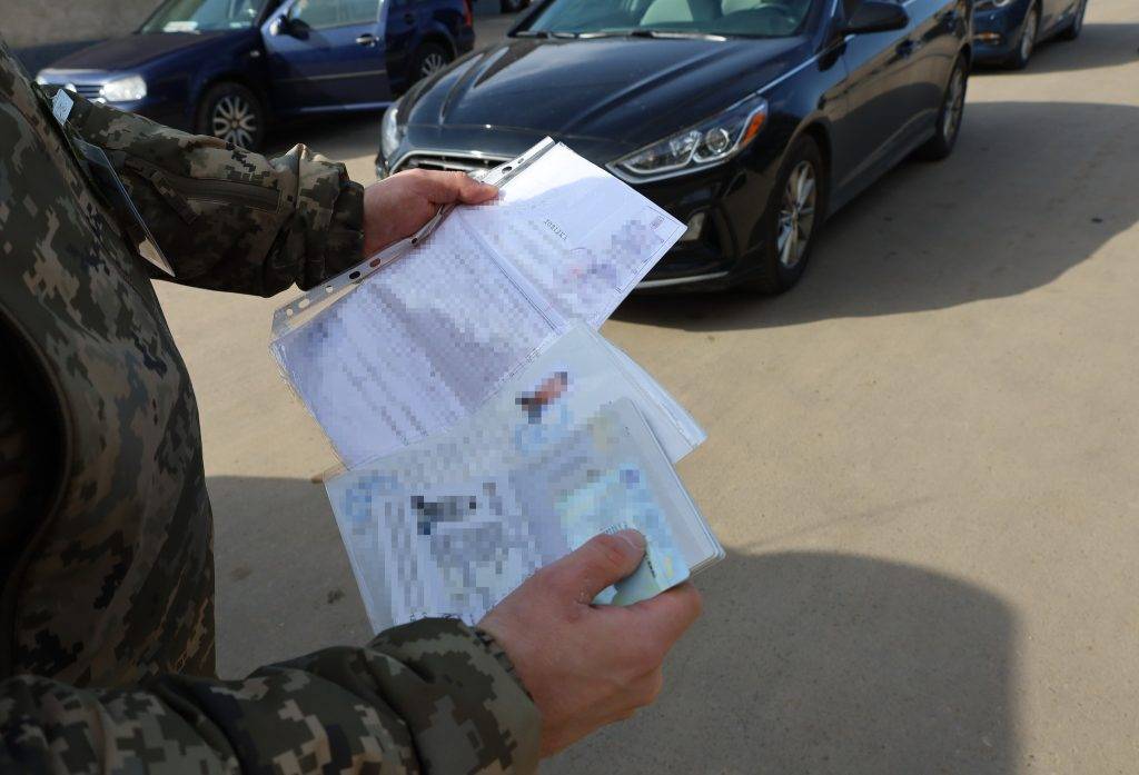 На Буковині виявили двох мешканців київської області з підробленими документами