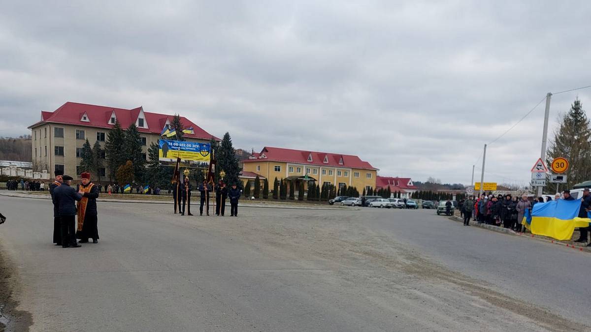 На Косівщину прибув скорботний кортеж з тілом Героя,прикарпатець загинув на війні,війна в україні