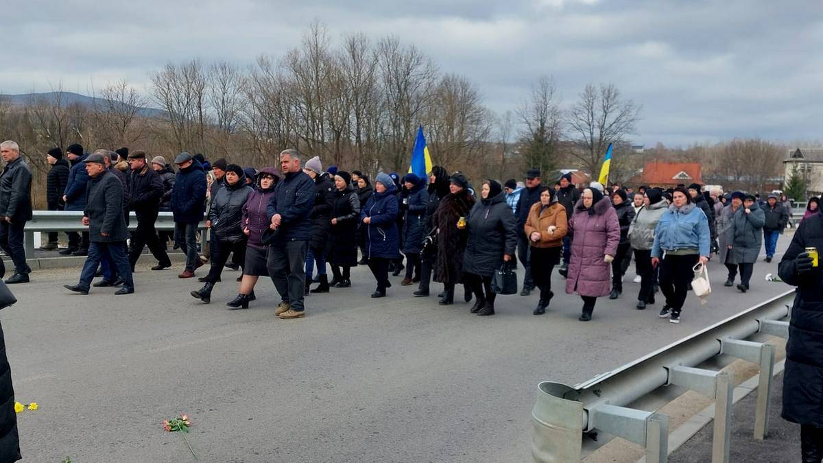 На Косівщину прибув скорботний кортеж з тілом Героя,прикарпатець загинув на війні,війна в україні