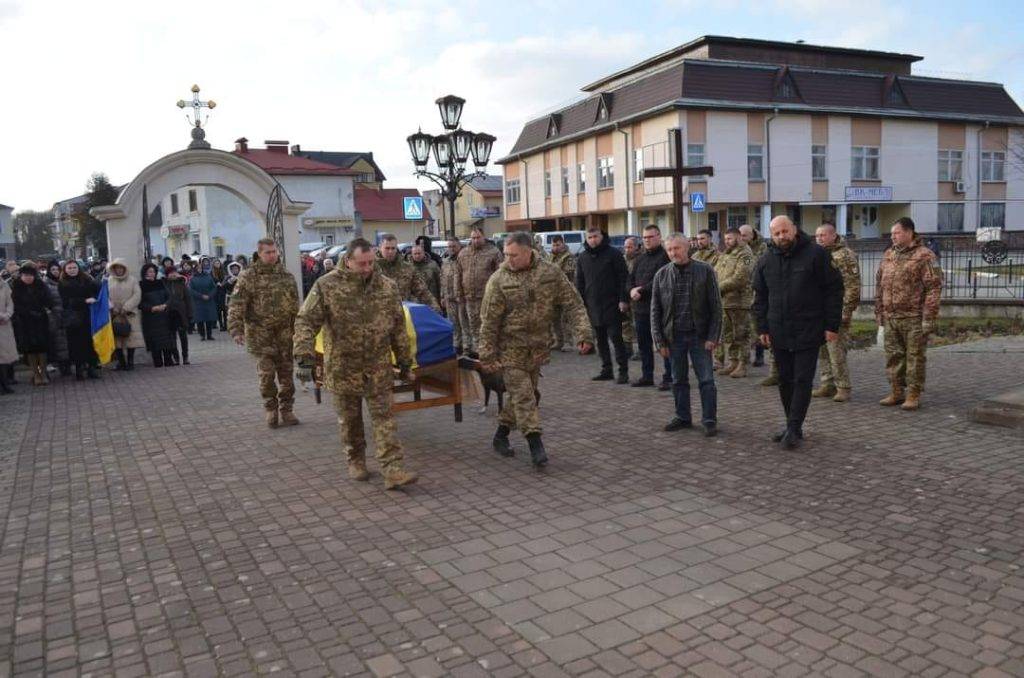 Галицька громада на колінах зустріла загиблого Героя Степана Бажика