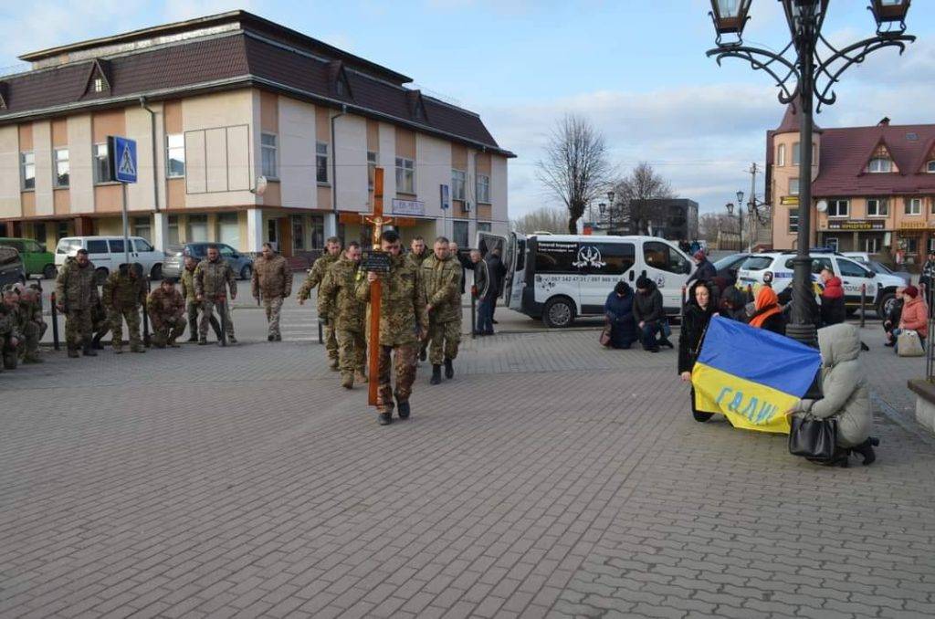 Галицька громада на колінах зустріла загиблого Героя Степана Бажика