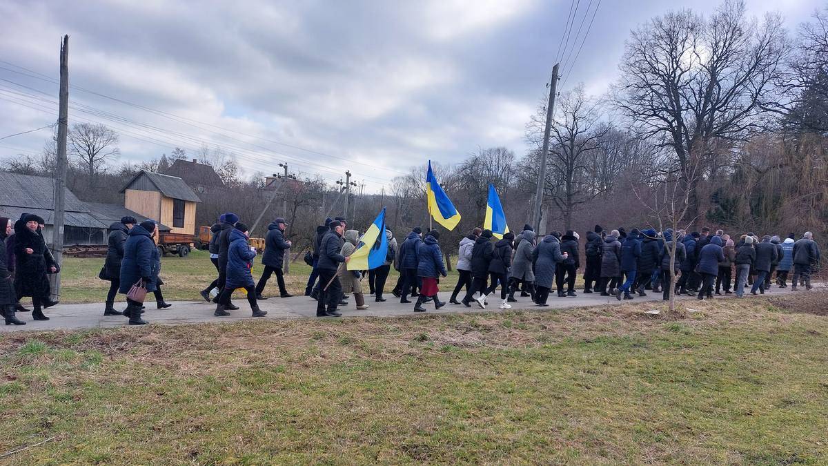 На Косівщину прибув скорботний кортеж з тілом Героя,прикарпатець загинув на війні,війна в україні