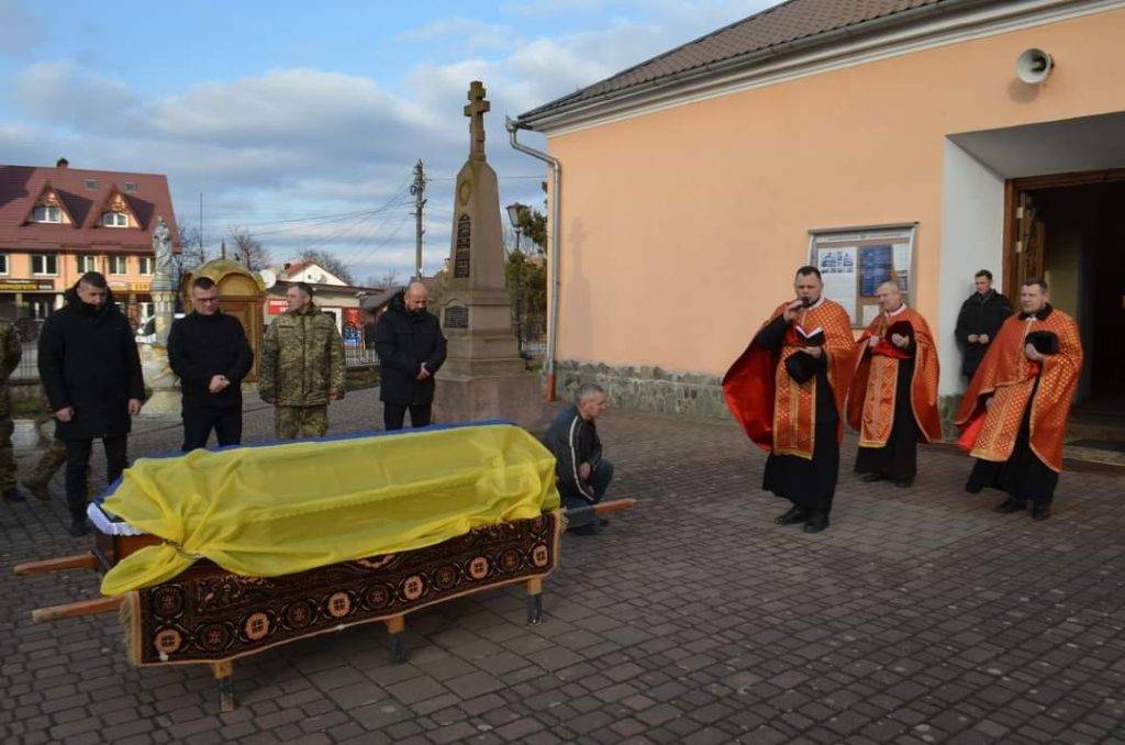 Галицька громада на колінах зустріла загиблого Героя Степана Бажика