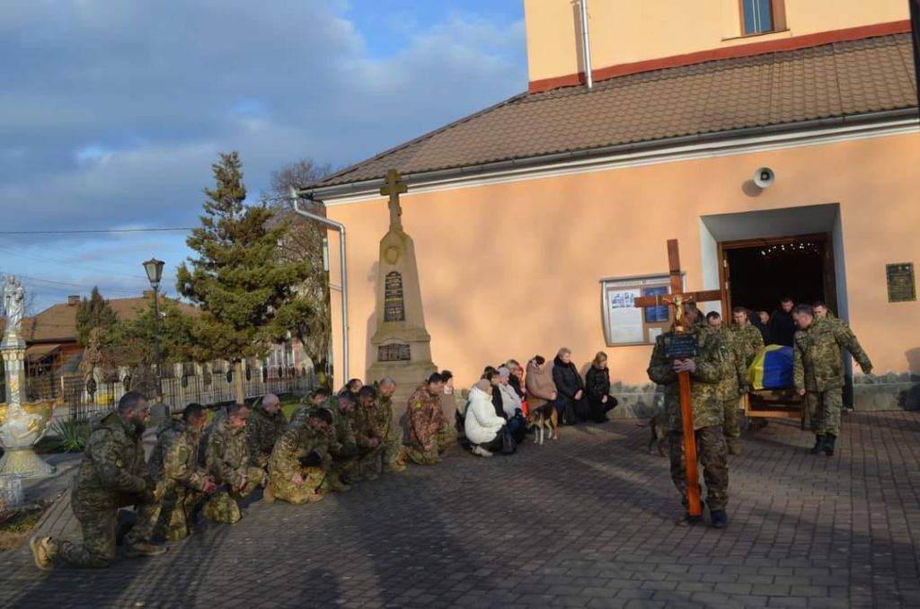 Галицька громада на колінах зустріла загиблого Героя Степана Бажика