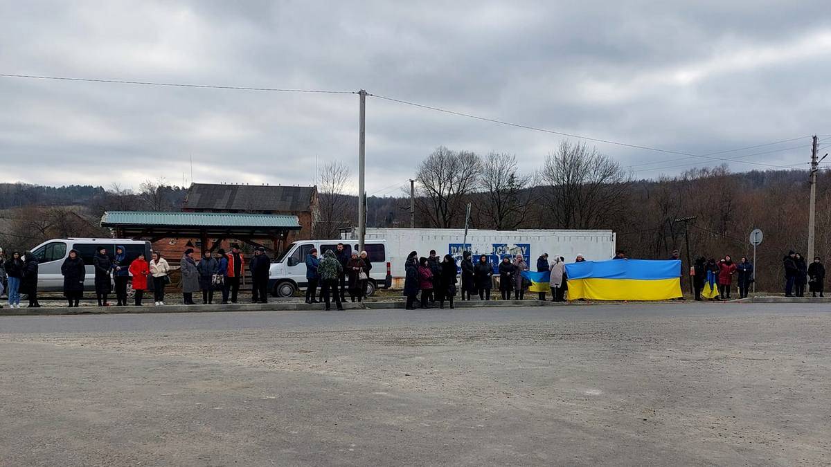 На Косівщину прибув скорботний кортеж з тілом Героя,прикарпатець загинув на війні,війна в україні