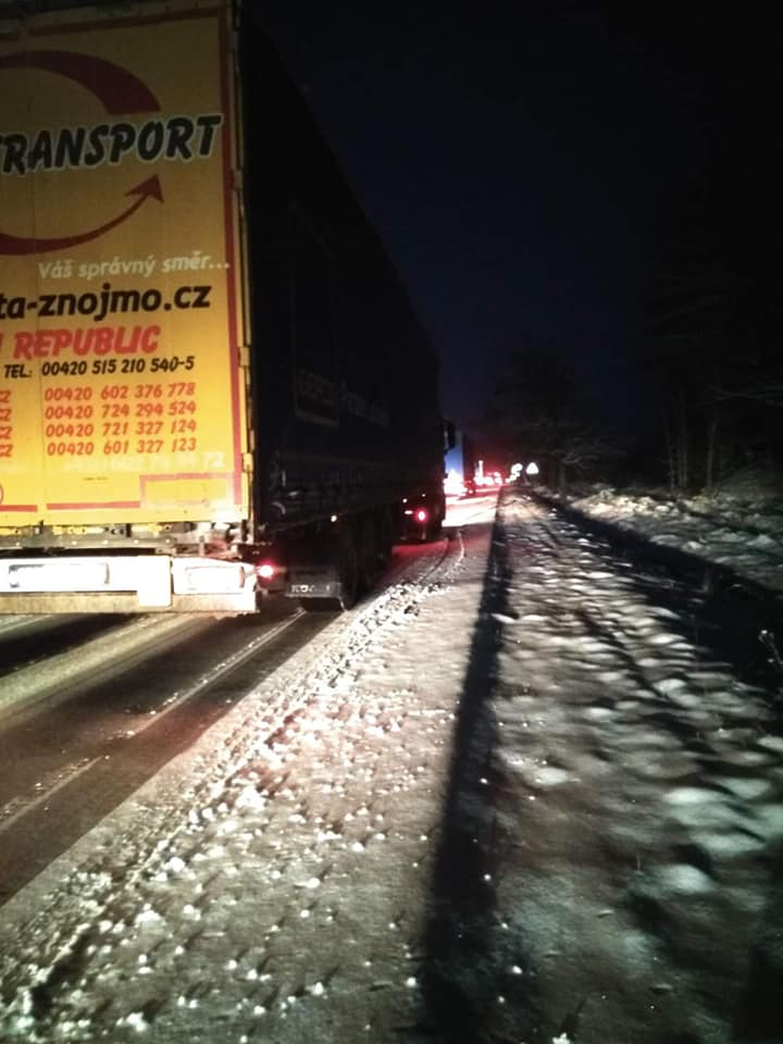 Дорогу між Франківськом і Калушем замело, утворився багатокілометровий затор. ФОТО