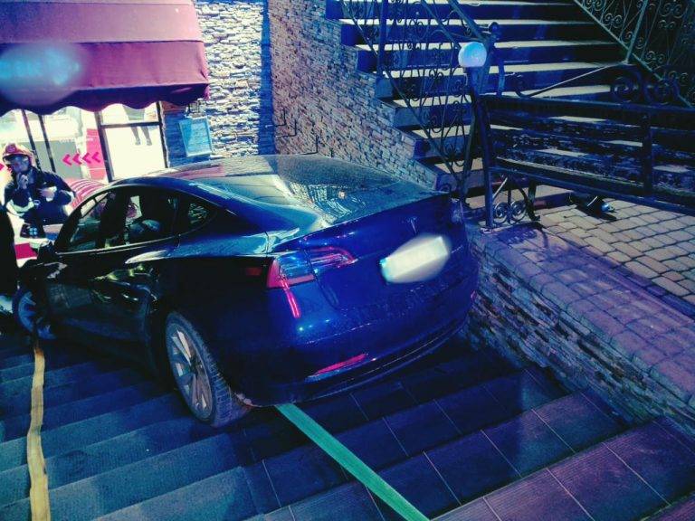 З'явилось відео смертельної ДТП у Коломиї, де водійка Tesla наїхала на двох людей